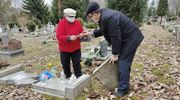 Po dewastacji cmentarza. Rodzice naprawiają groby swoich dzieci