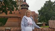 Kobieta z sercem na dłoni