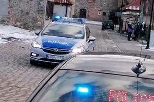Pirat drogowy schował się przed policją pod samochodem