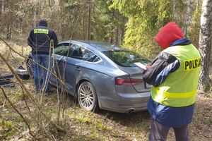 Skradzione w Olsztynie Audi A5 odnalezione w lesie. W środku spał 25-latek