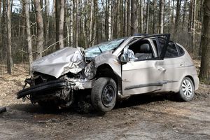 Wypadek na drodze relacji Nowe Garkowo – Miłotki. Ranna kierująca