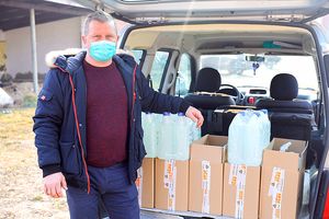 Strostwo przekazało prawie 1000 litrów płynów do dezynfekcji rąk i powierzchni