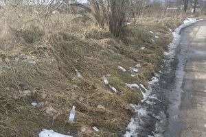 List Czytelniczki. Śmieci blisko placu zabaw