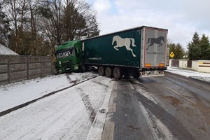 TIR uderzył w ogrodzenie