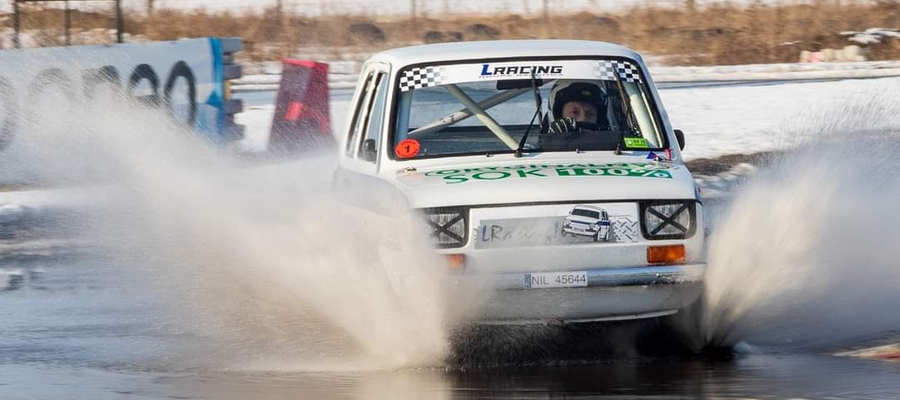 Zwycięzca klasy 1, Dawid Lontkowski (Lracing!) i jego Fiat 126p podczas pokonywania wodnych przeszkód na torze w Toruniu. 