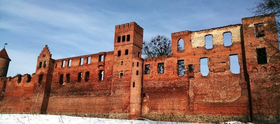 Zamek w Szymbarku, jeszcze w zimowej scenerii
