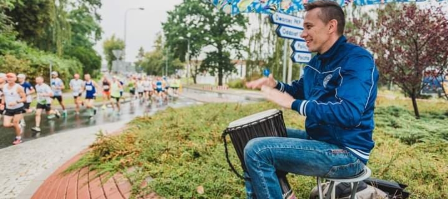Rondo na ul. Dąbrowskiego. Mariusz Kostkowski na trasie Iławskiego Półmaratonu przygrywa biegaczom na bębnach
