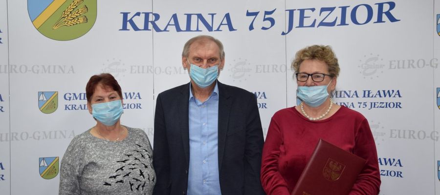 Od lewej: Barbara Wysocka, wójt Krzysztof Harmaciński, Barbara Ostrowska