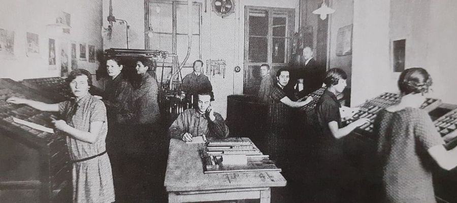 Emilia Hanowska- Maczuga (pierwsza z lewej) w drukarni "Gazety Olsztyńskiej", lata 20-30