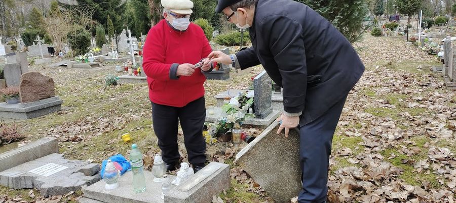 Pani Maria z Olsztyna razem z mężem naprawiają grób swojego synka