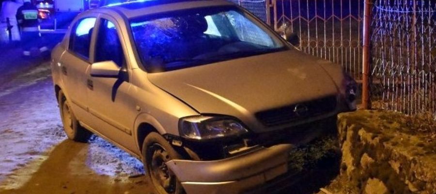 Opel uderzył w ogrodzenie. Kierowca poniósł śmierć na miejscu