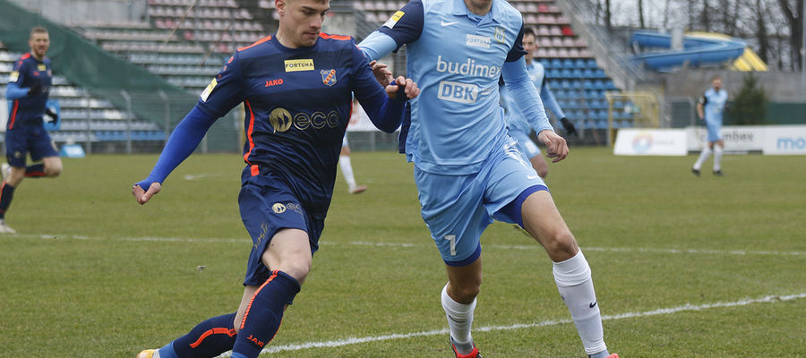 W meczu z Odrą zwycięskiego gola dla Stomilu zdobył Adrian Szczutowski (z prawej)