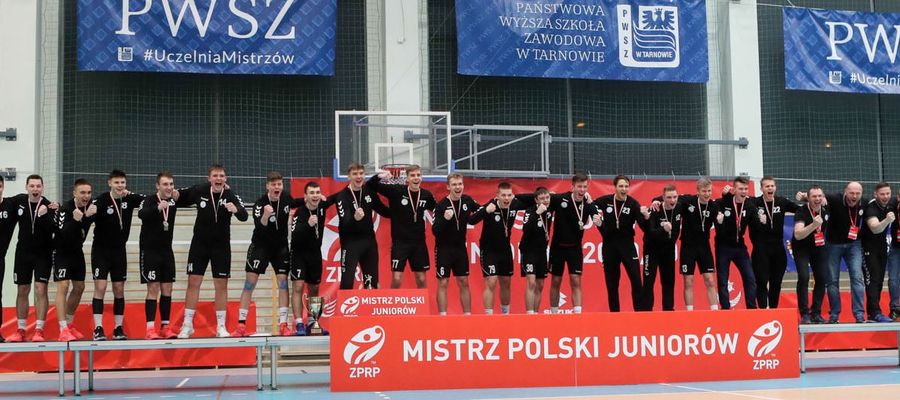 Olsztyńscy juniorzy niespodziewanie, ale w pełni zasłużenie stanęli na najwyższym stopniu podium mistrzostw Polski. Trener Konstanty Targoński czwarty od prawej