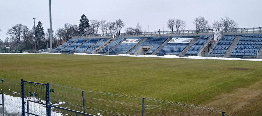 Murawa na stadionie wcześniej została odśnieżona, teraz trzeba będzie usunąć śnieżne hałdy 