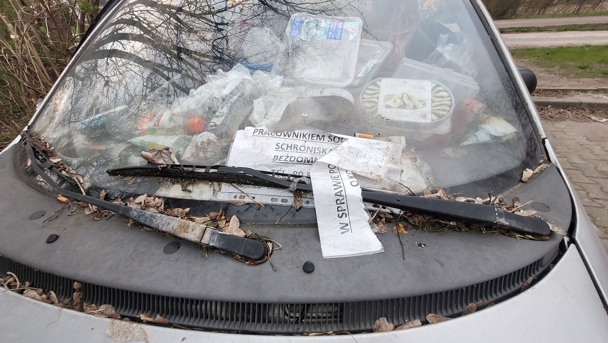 Samochody, w których mieszkają bezdomni, są często pełne śmieci.