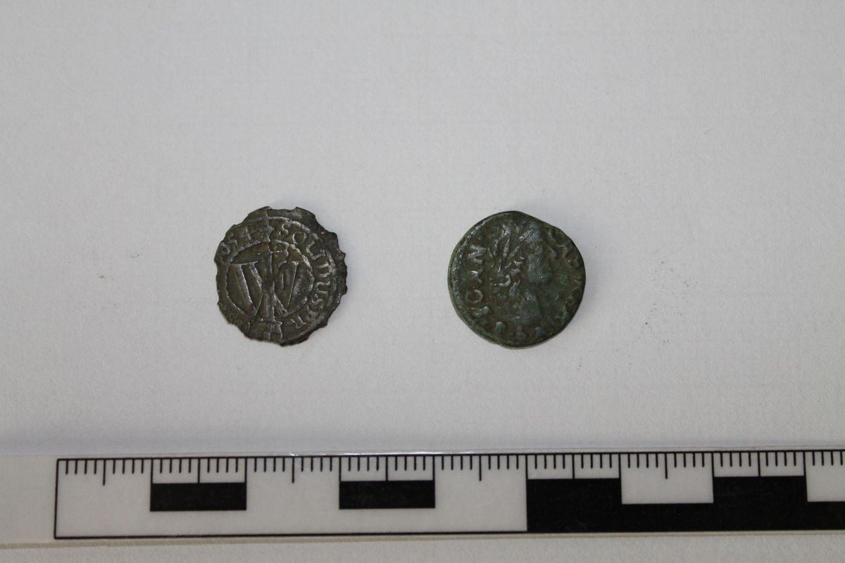Dwie najstarsze monety znalezione na wykopie 1, szelągi z XVII w.