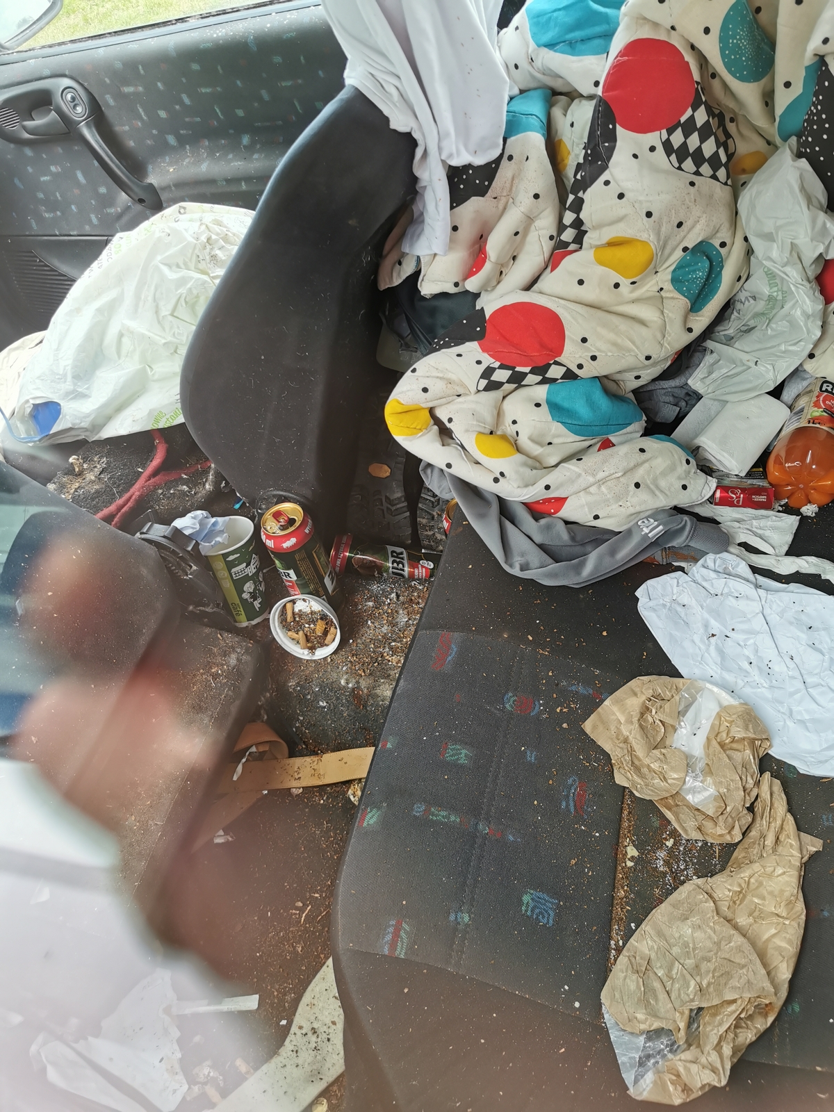 Samochody, w których mieszkają bezdomni, są często pełne śmieci.