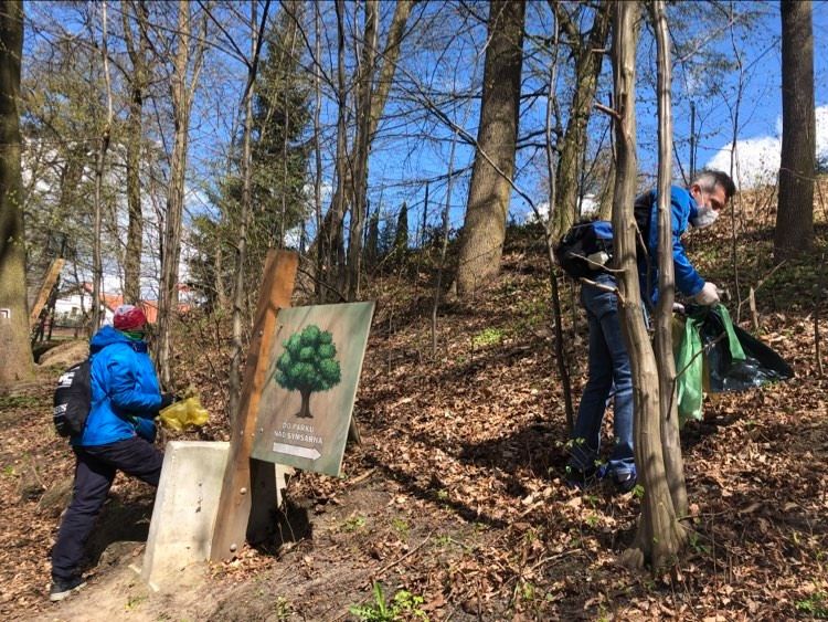 Burmistrz i radni miejscy z Lidzbarka Warmińskiego zorganizowali akcję zbierania śmieci w parku nad Symsarną 