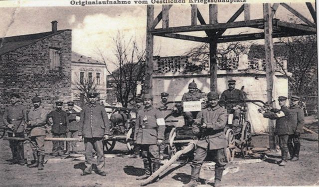 Mławscy strażacy w czasie I wojny światowej obok wieży sygnalizacyjnej