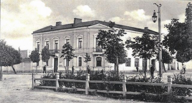 Z prawej strony budynku przy ulicy Ogrodowej znajdowały się pomieszczenia straży