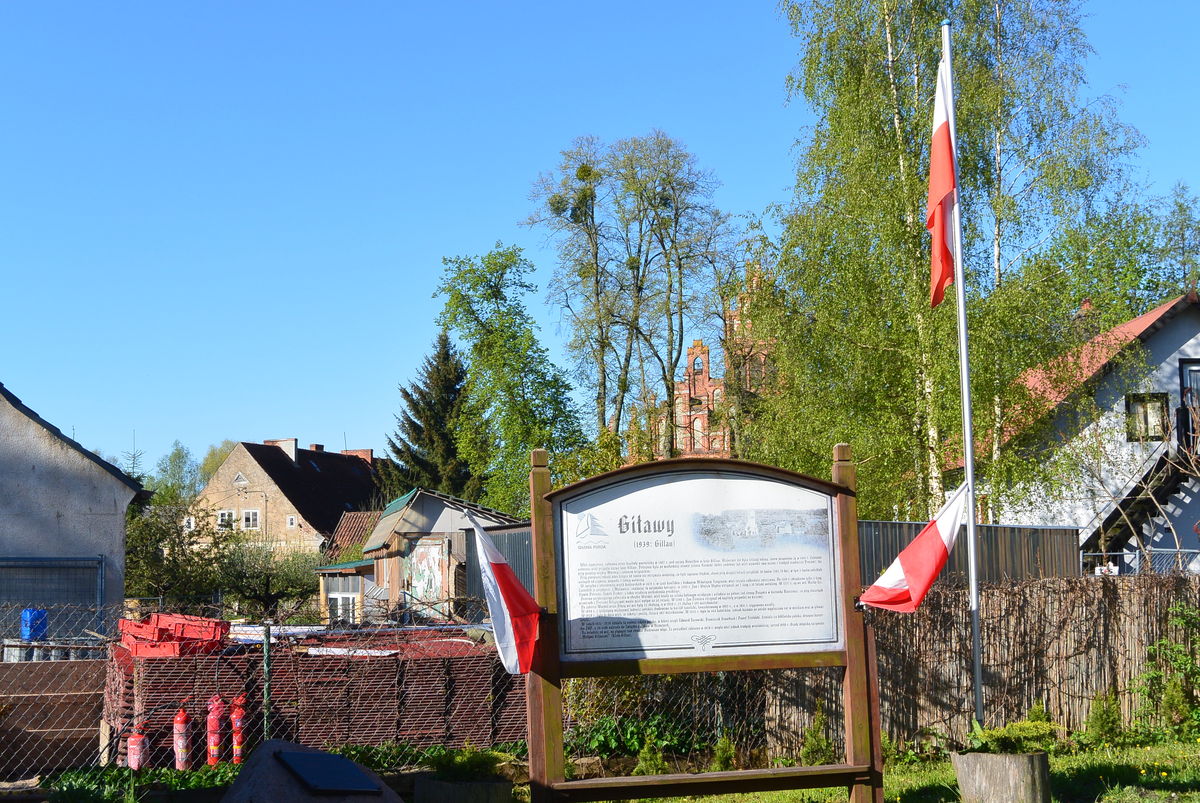 Giławy, tablica historyczna w centrum  wsi