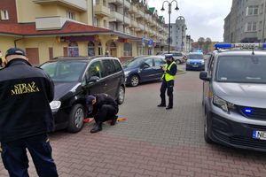 Policja ze strażą miejską kontrolują źle zaparkowane samochody