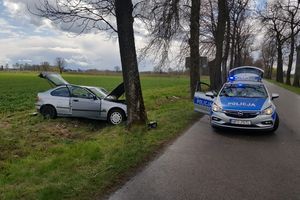 Kierująca BMW 47-letnia kobieta uderzyła w drzewo. Ruch wahadłowy
