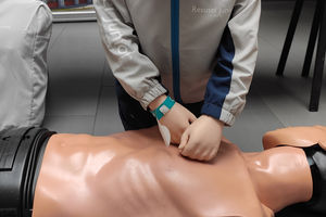 Fantomy i defibrylatory treningowe AED trafiły do szkół i harcerzy