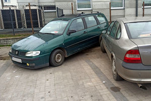 Uderzył w zaparkowane auto. Był pijany i miał przy sobie narkotyki