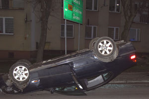 Na ul. Padlewskiego w Mławie dachowało bmw. Dwie osoby zatrzymane przez policję
