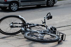 Wypadek: 87-letni rowerzysta wjechał pod autobus