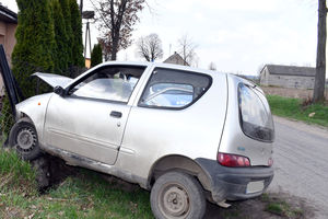 Pijany kierowca seicento uderzył autem w płot