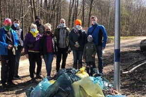 Burmistrz i radni miejscy sprzątali park nad Symsarną w Lidzbarku Warmińskim
