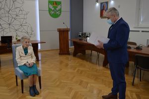 Stulatka z Kazanic, pani Marta Rybińska spotkała się z Tomaszem Ewertowskim, wójtem gminy Lubawa