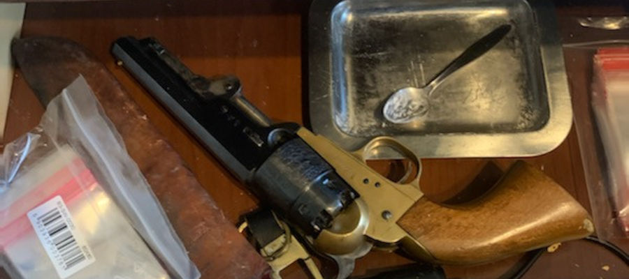 Broń, którą policjanci znaleźli w mieszkaniu 63-latka