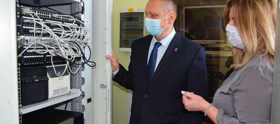 Starosta olsztyński Andrzej Abako i sekretarz powiatu Maria Bąkowska podczas inspekcji w serwerowni. 