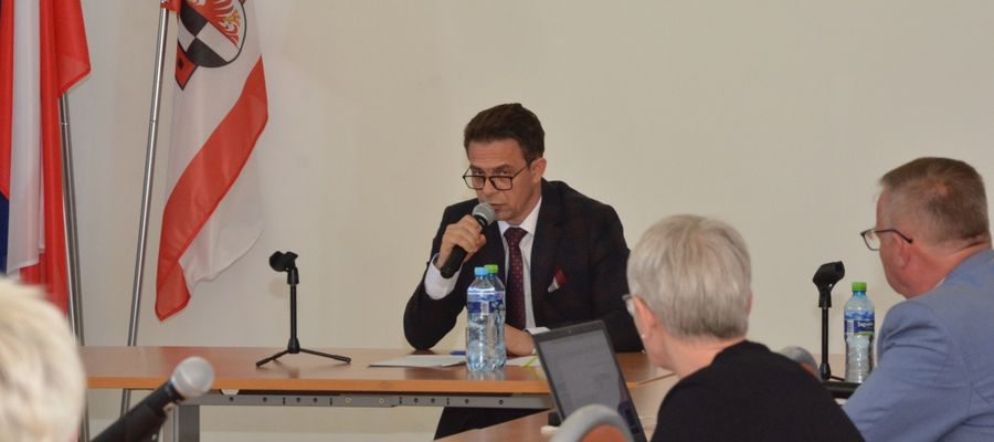 Burmistrza Olecka Karol Sobczak zapewnia, że w żaden sposób nie utożsamia się i nie zgadza się z antysemickimi stwierdzeniami radnej 
