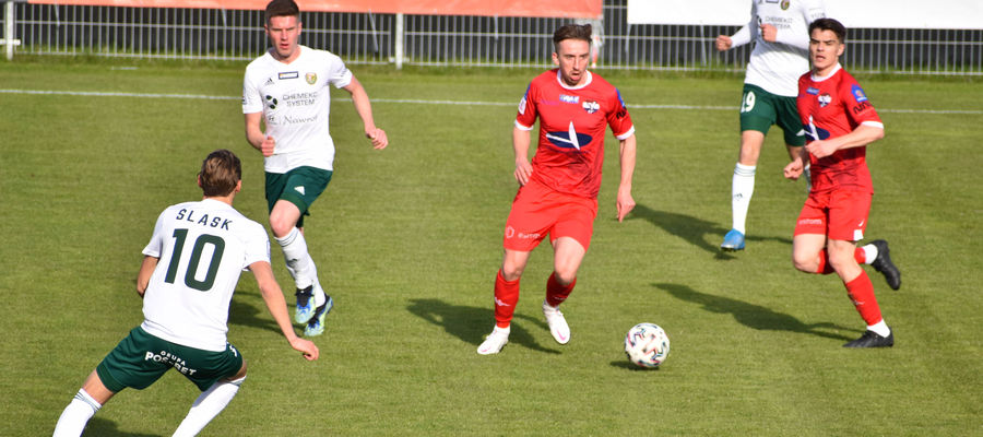Piłkarze ostródzkiego Sokoła w ostatnim meczu ligowym 4:1 pokonali Śląsk II Wrocław