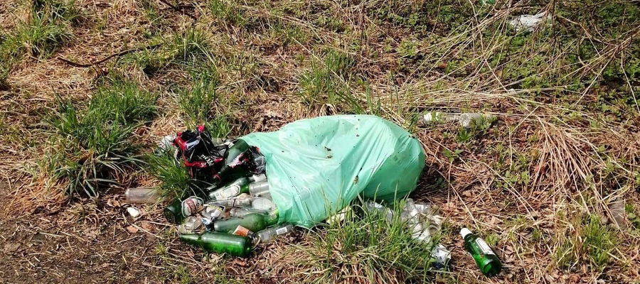 Na Osiedlu Drwęckim niektórzy śmieci wyrzucają w krzaki