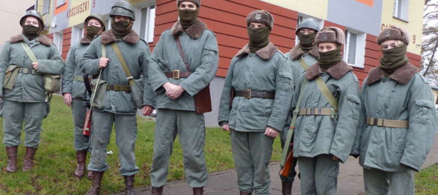 Grupa Rekonstrukcji Historycznej w ubiegłym roku przy m.in. tym budynku prowadziła patrol pieszy dla upamiętnienia historycznych zdarzeń. Teraz ma tu powstać obelisk