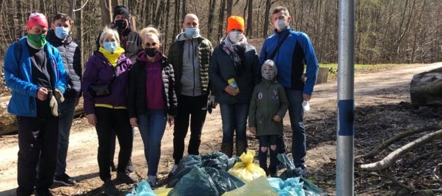 Burmistrz Lidzbarka Warmińskiego oraz radni miejscy sprzątali wczoraj park nad Symsarną