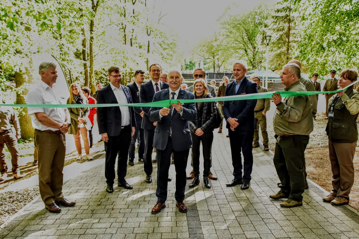 W środę, 26 maja, wstęgę z okazji otwarcia nowej ścieżki edukacyjnej w Wilczym Szańcu przez Regionalną Dyrekcję Lasów Państwowych w Olsztynie przecinali marszałek i wojewoda.