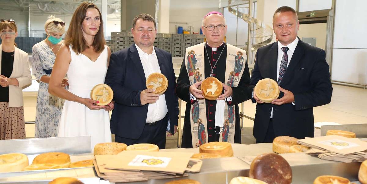 Prezentacja chleba Pielgrzyma (od lewej: Jarosław Goszczycki z żoną, arcybiskup Józef Górzyński i starosta Andrzej Abako)