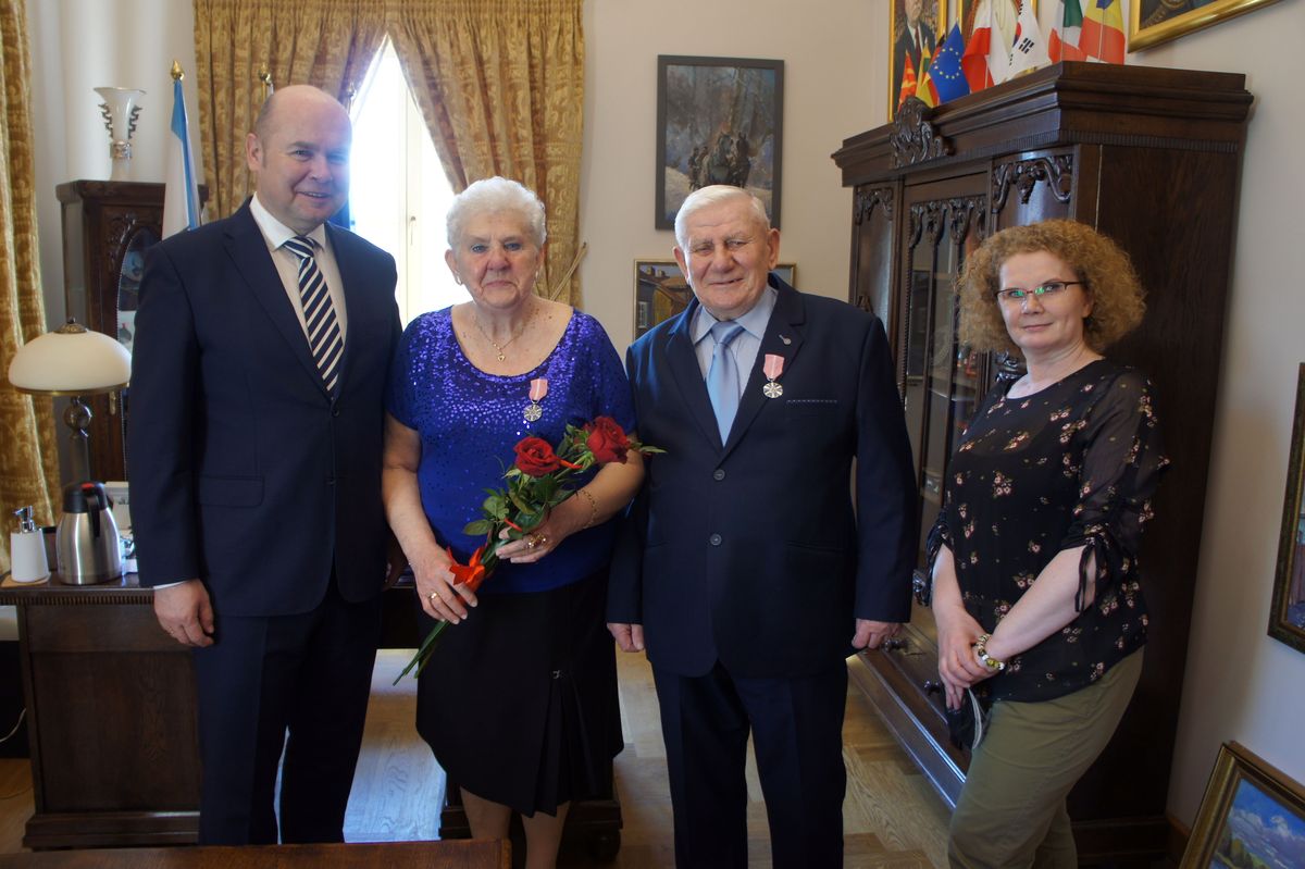 Burmistrz Sławomir Kowalewski przekazał medale kolejnym parom