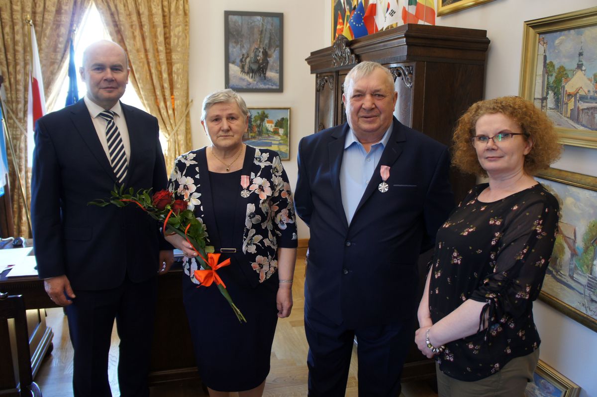 Burmistrz Sławomir Kowalewski przekazał medale kolejnym parom