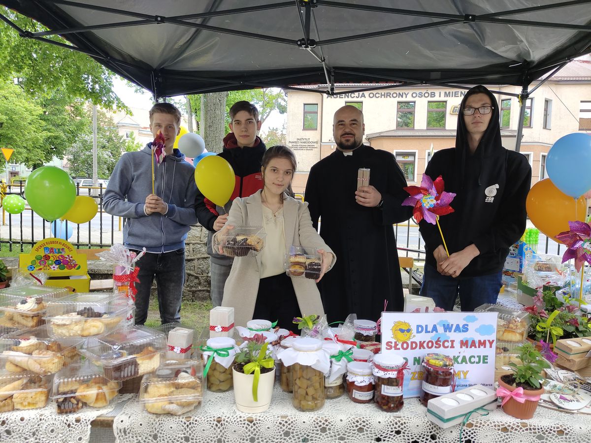 Młodzi że św. Józefa na olsztyńskim Zatorzu sprzedają ciasta, bo chcą zebrać pieniądze na wakacje.