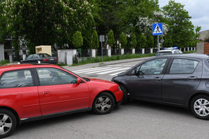 Uderzył w auto na skrzyżowaniu