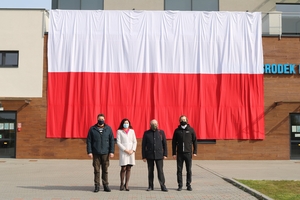 11x7 metrów! W Suszu z rozmachem (już) świętują Dzień Flagi Rzeczypospolitej Polskiej 