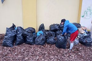 Przed treningiem, posprzątali park w Fijewie