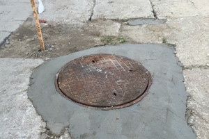 Dziura przy torach w Olsztynie cały czas jest dziurawa [INTERWENCJA]